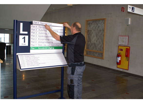 Montage av informationsskylt med lamellsystem
